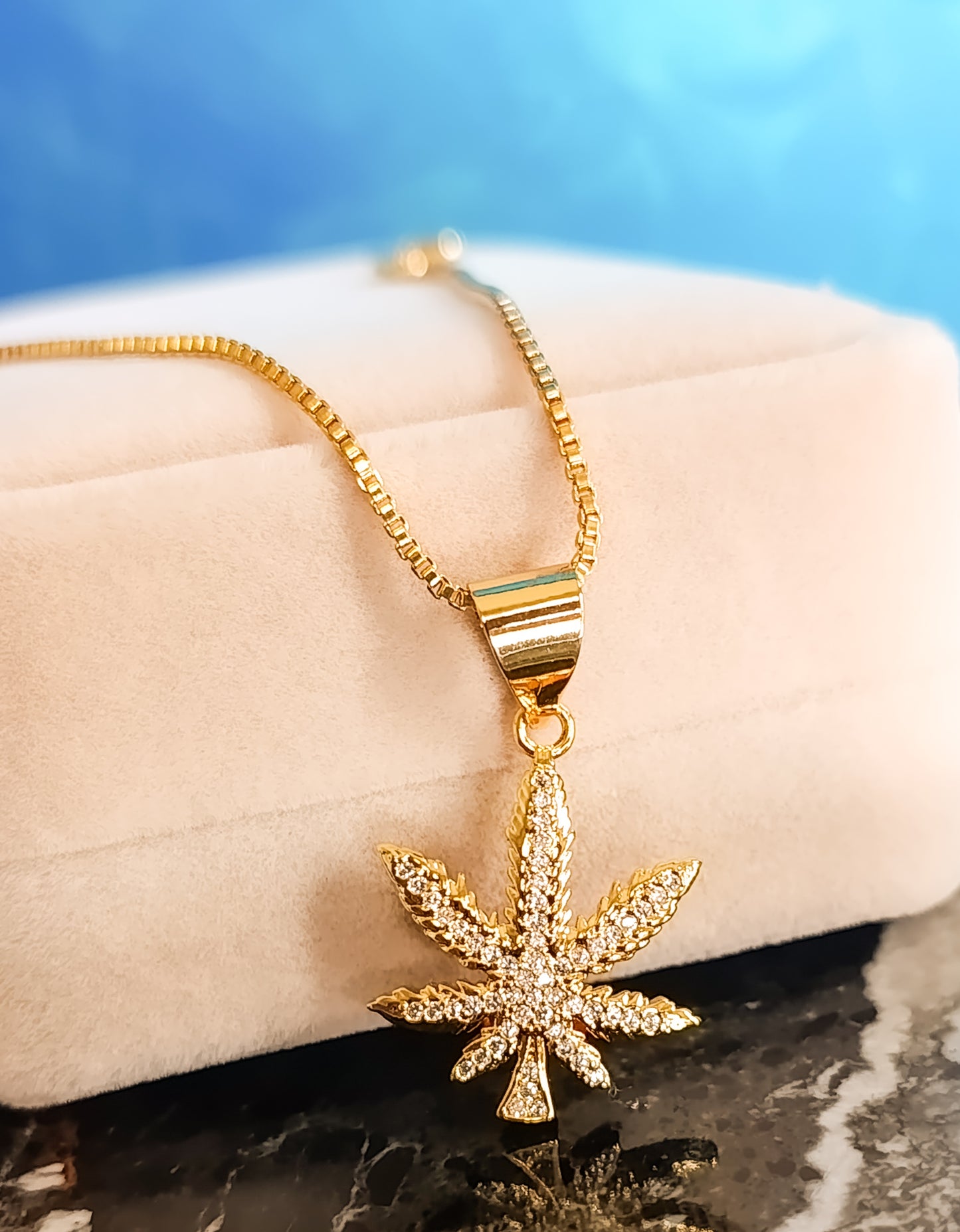 Weed leaf Pendent Necklace