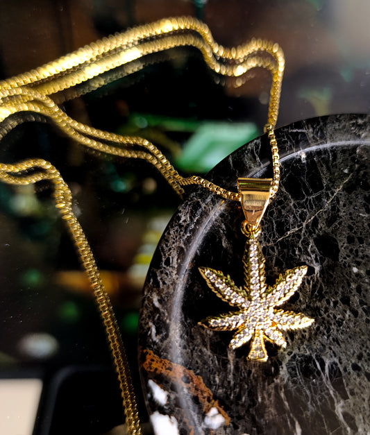 Weed leaf Pendent Necklace